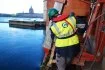 Le dégrilleur retire les feuilles et algues susceptibles de bloquer l'eau -qui alimente les turbines génèrant l'électricité- lors de son passage dans les grilles. Une fois par semaine environ EDF fait appel à l'entreprise ASAUR pour son savoir faire particulier en matière d'eau et d'assainissement.