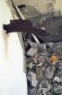 Un morceau de ferraille qui pèse prés de 2 kg s'était encastré dans le mur, preuve de la puissance du souffle. Photo Remy Gabalda