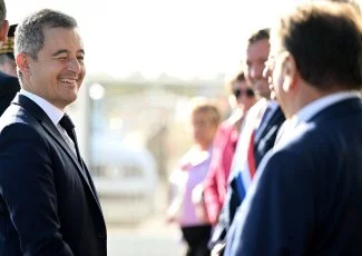 En visite au congrès des pompiers, saucisson et poignées de main pour Gérald Darmanin
