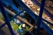Les emballages déversés sur l'aire de réception vont ensuite être acheminés sur des tapis roulants qui alimentent toute l'usine.