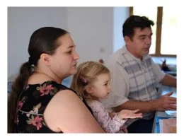 Cindy et Denis Morel vivent dans le village du Mas Cabardès en amont de la mine. Ils ont trois enfants, les deux grands Benoit (contre Denis) et Lucas (au centre) ont un taux de créatine deux fois supérieurs à la moyenne,Léa dans les bras de Cindy a un taux de 29 d'arsenic dans le sang.. Cette situation leur a été décrite par le centre anti poison de Toulouse comme très sérieuse. Lorsque Denis et Cindy ont quitté leur région du Vaucluse pour acheter une maison dans la vallée, personne ne leur a parlé des problèmes de pollution, ni agent immobilier ni notaire ni personnalité locale. Aujourd'hui dans leur dernier message, ils me disent que suite au manque de considération des pouvoirs publics et pour protéger leurs enfants ils ont décidé de quitter la région.