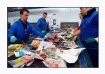 9Au centre de Tri de Toulouse, des techniciens trient inlassablement des papiers et autres déchets.