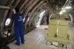 Des compagnons travaillent sur le fuselage d'un A380.